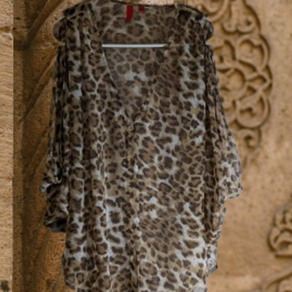 Bb Dakota Large Cheetah Print Sleeveless button down sheer top. Fall/winter